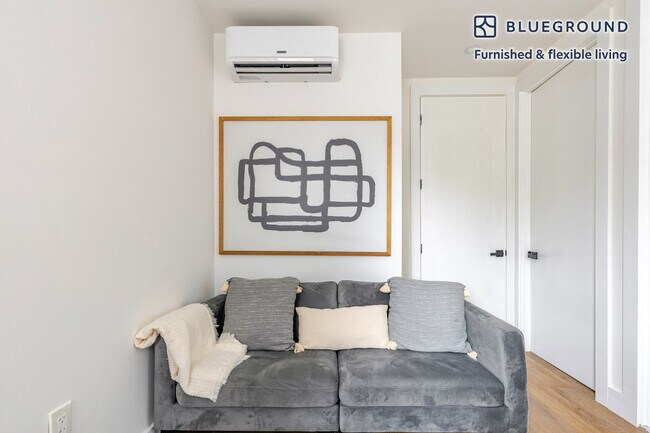 6 Avenue B, Unit FL3-ID1899 in New York, NY - Building Photo - Building Photo