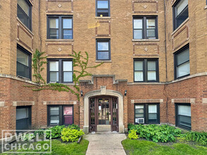 1421 W Hutchinson St, Unit 1 in Chicago, IL - Foto de edificio - Building Photo