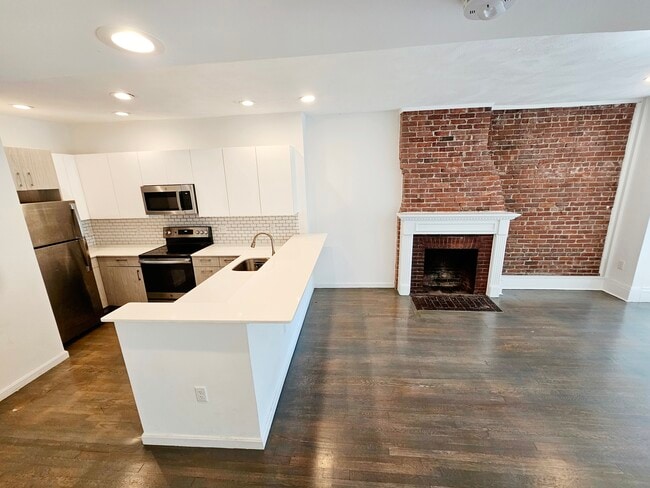 1402 Beacon St, Unit 3 in Brookline, MA - Building Photo - Building Photo