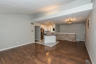 317 S Pam Ave in St. Charles, MO - Foto de edificio - Building Photo