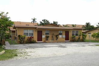 540-560 NE 149th St in North Miami, FL - Building Photo - Building Photo