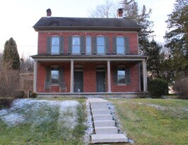 1447 Park Rd in Spring Grove, PA - Building Photo