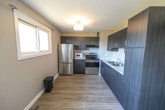 9323-93109 109 Ave in Grande Prairie, AB - Building Photo - Building Photo