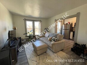 123 N West St in Wheaton, IL - Building Photo - Building Photo
