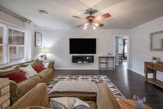 6004 Libyan Dr in Austin, TX - Foto de edificio - Building Photo