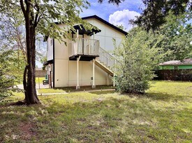 207 Avenue A in Willis, TX - Building Photo