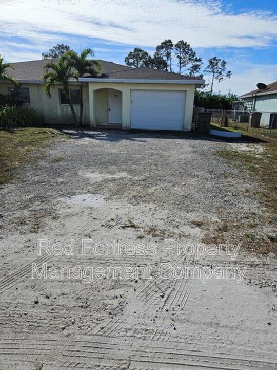 4511 14th St SW in Lehigh Acres, FL - Building Photo