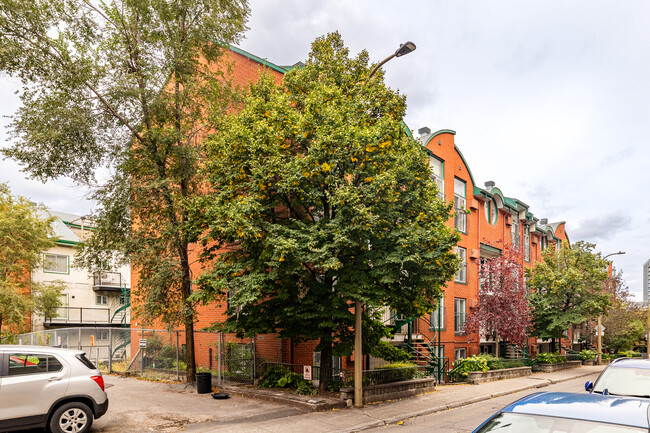 1050-1128 Saint-Thimothée Rue in Montréal, QC - Building Photo - Building Photo