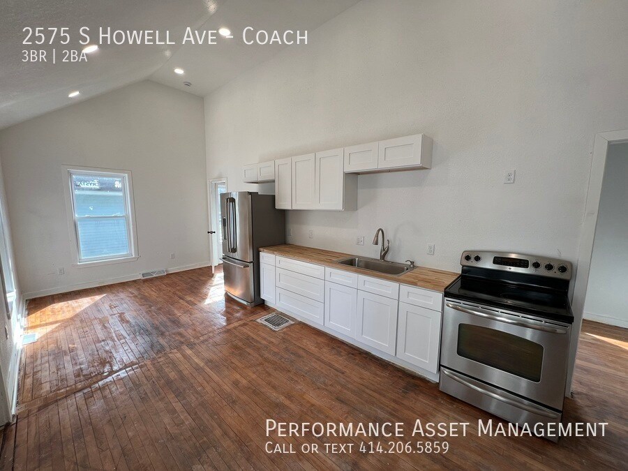 2575 S Howell Ave in Milwaukee, WI - Building Photo