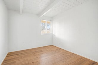 1132-1136 Phoenix Ave in Seaside, CA - Foto de edificio - Interior Photo