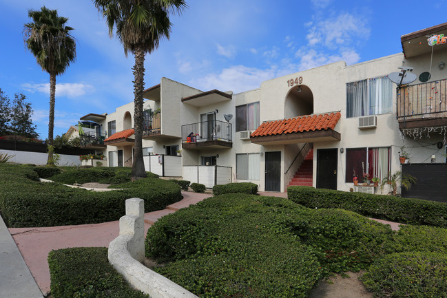 Sandalwood Apartments in Vista, CA - Building Photo - Building Photo