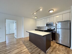 1544 W Glenlake Ave in Chicago, IL - Building Photo - Building Photo