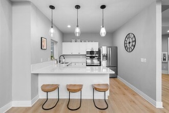 Center Pointe Apartment Homes in Beaverton, OR - Foto de edificio - Building Photo