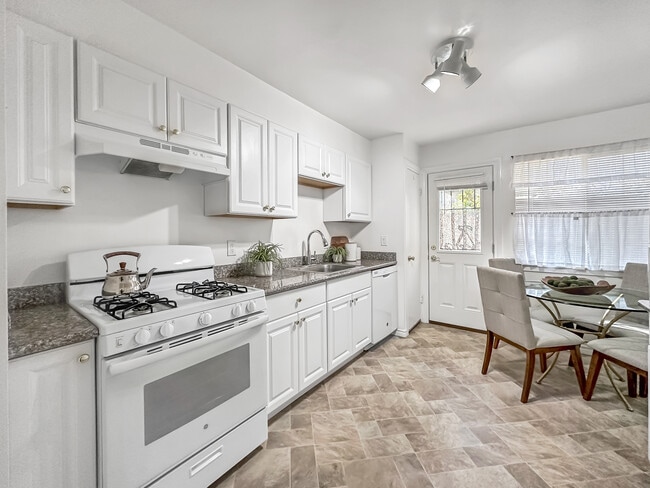1727 Oregon St, Unit Unit A in Berkeley, CA - Foto de edificio - Building Photo