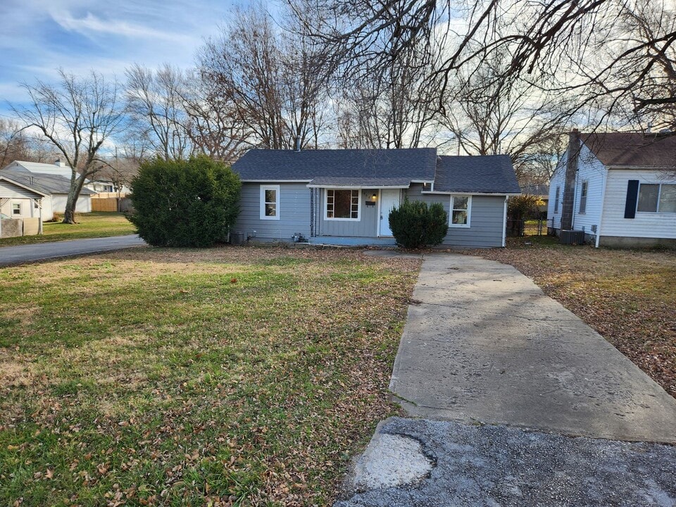 1458 E North St in Springfield, MO - Building Photo