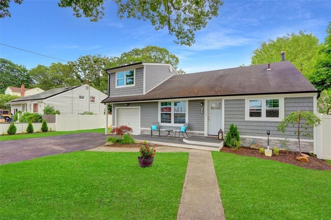 639 Jayne Blvd in Port Jefferson Station, NY - Building Photo - Building Photo