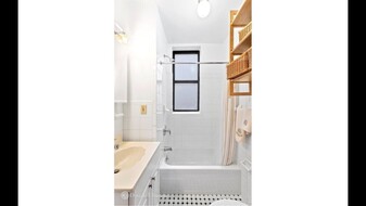 246 E 51st St in New York, NY - Building Photo - Building Photo