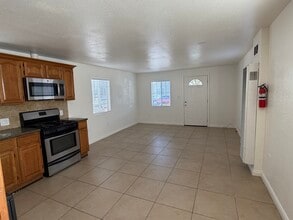 654 W 21st St in San Pedro, CA - Foto de edificio - Building Photo