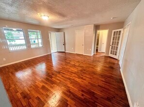 507 N Houston in Webster, TX - Building Photo - Building Photo