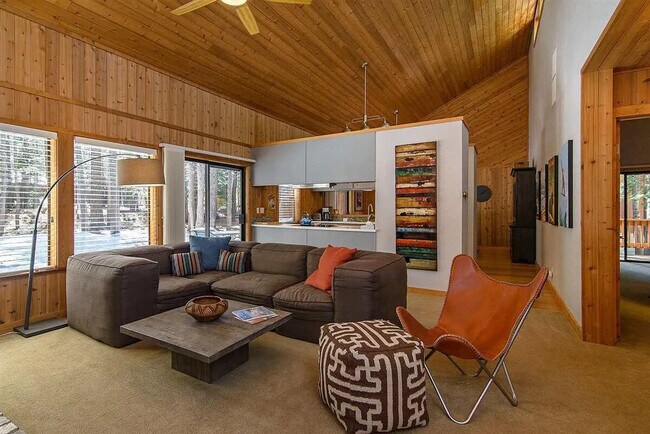 14745 Davos Dr in Truckee, CA - Building Photo - Building Photo