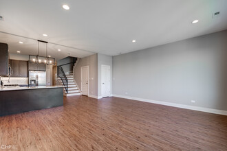 215 S Hamilton Ave in Chicago, IL - Building Photo - Interior Photo