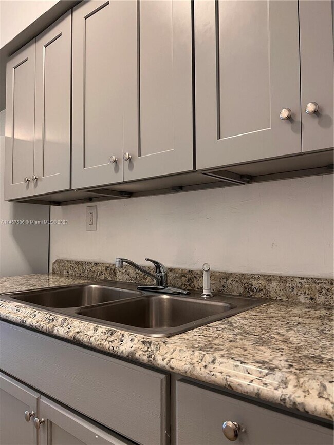 1946 NE 167th St-Unit -3 in North Miami Beach, FL - Foto de edificio - Building Photo