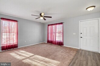 54 Woodmyre Ln in Enola, PA - Foto de edificio - Building Photo