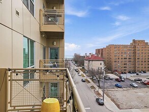 1550 E Royall Pl, Unit 11 in Milwaukee, WI - Building Photo - Building Photo