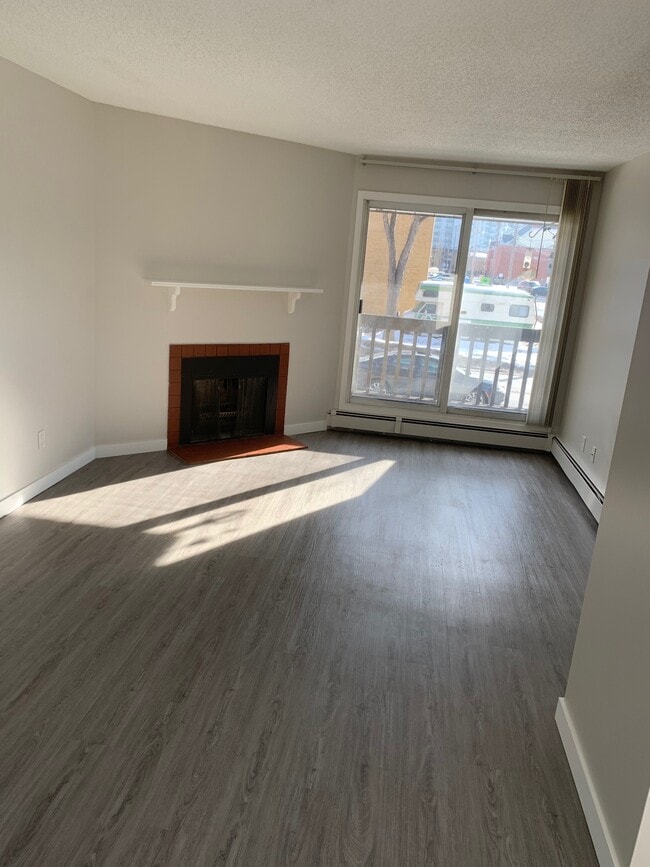 Hearth Manor in Edmonton, AB - Building Photo - Building Photo