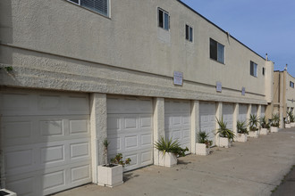 5108-5112 Voltaire St in San Diego, CA - Building Photo - Building Photo