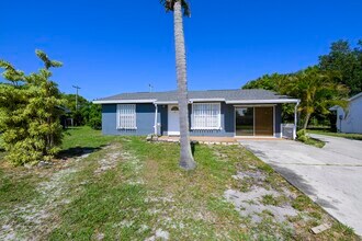 280 NW Airoso Blvd in Port St. Lucie, FL - Building Photo - Building Photo