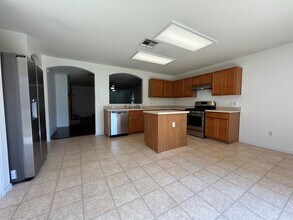 12212 Kilmartin Ln in Austin, TX - Foto de edificio - Building Photo