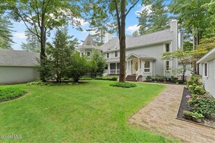 12 Vallera Rd in Saratoga Springs, NY - Building Photo