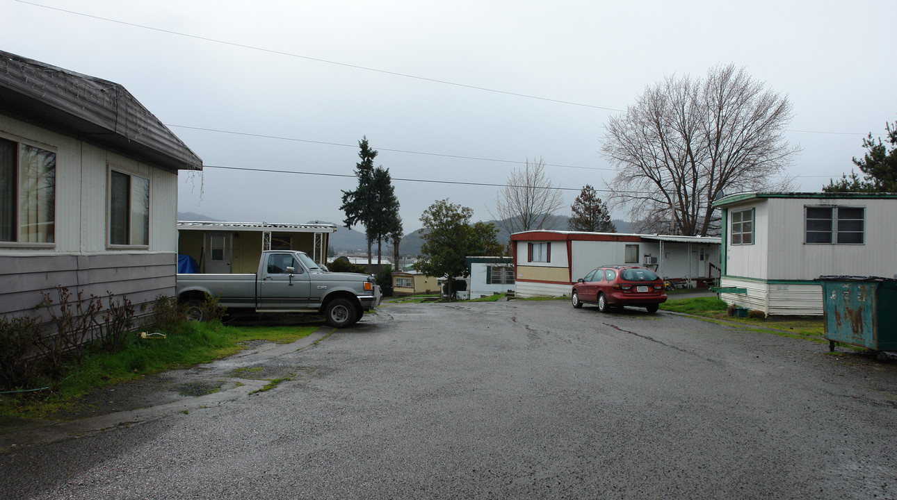 Gilley's Trailer Park in Roseburg, OR - Foto de edificio