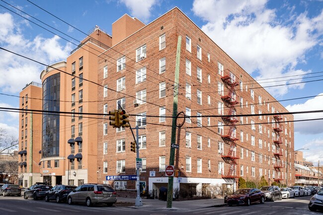 Vernon Arms in Flushing, NY - Building Photo - Building Photo