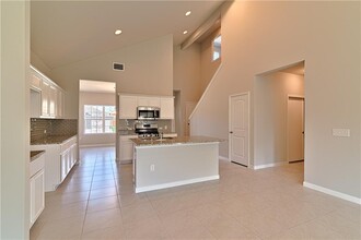 6601 Loretta White Ln in Austin, TX - Foto de edificio - Building Photo