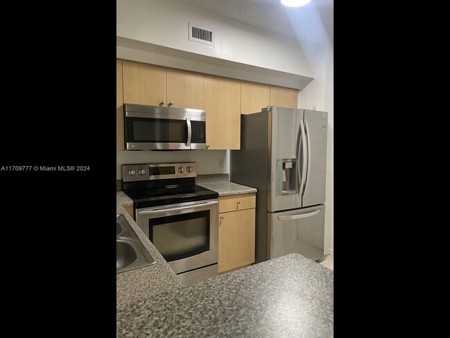 2401 W Preserve Way, Unit UPDATED 3 BEDROOM in Miramar, FL - Building Photo - Building Photo