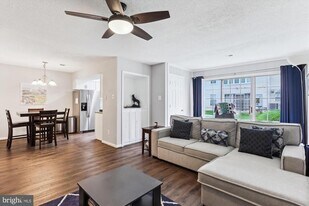 12102 Greenwood Ct in Fairfax, VA - Building Photo