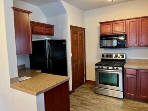 1225 E Jefferson St in Bloomington, IL - Foto de edificio - Building Photo