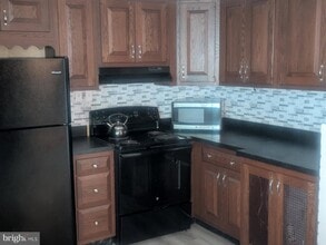 25 Glenwood Ln in Levittown, PA - Building Photo - Building Photo
