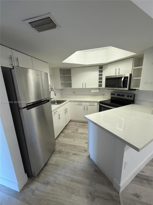 8353 Lake Dr, Unit 107 in Doral, FL - Building Photo - Building Photo