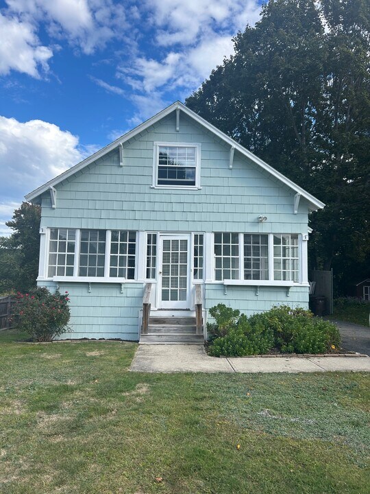 34 Highland St in Auburn, MA - Building Photo