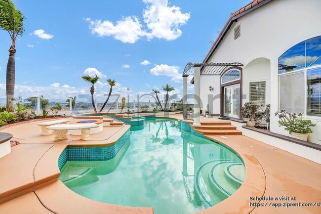 20 Sierra Vista in Laguna Niguel, CA - Foto de edificio - Building Photo