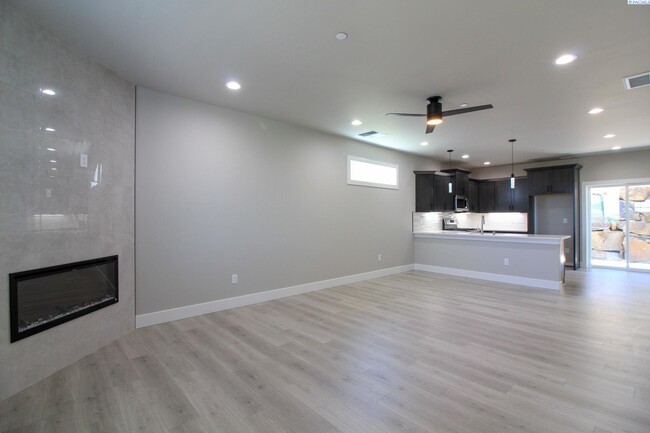731 Rio Vis Lp in Richland, WA - Foto de edificio - Building Photo