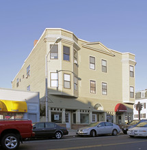 322-328 Main St in Everett, MA - Foto de edificio - Building Photo