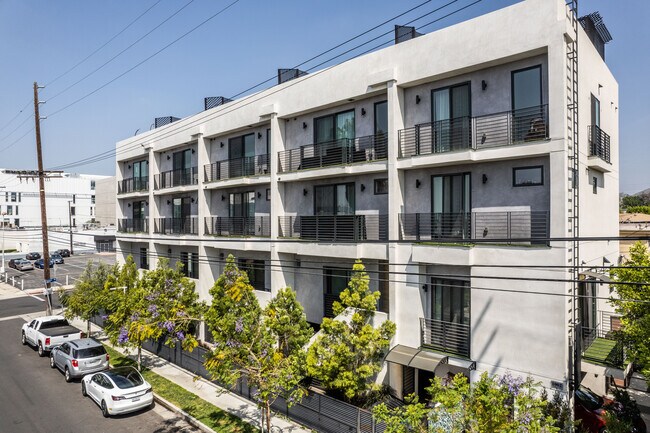 1002 N Hudson Ave in Los Angeles, CA - Foto de edificio - Building Photo