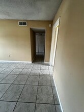 827 Sky Lake Cir in Orlando, FL - Building Photo - Building Photo