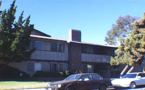 2049 Las Vegas Ave in Pomona, CA - Foto de edificio - Building Photo