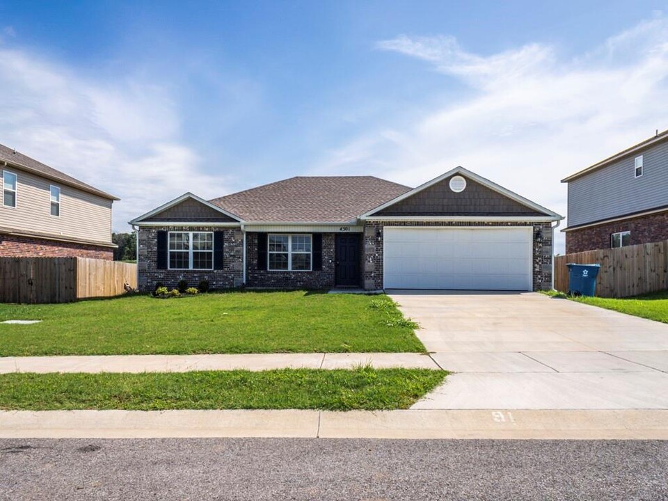 4301 SW Lenox Ave in Bentonville, AR - Building Photo