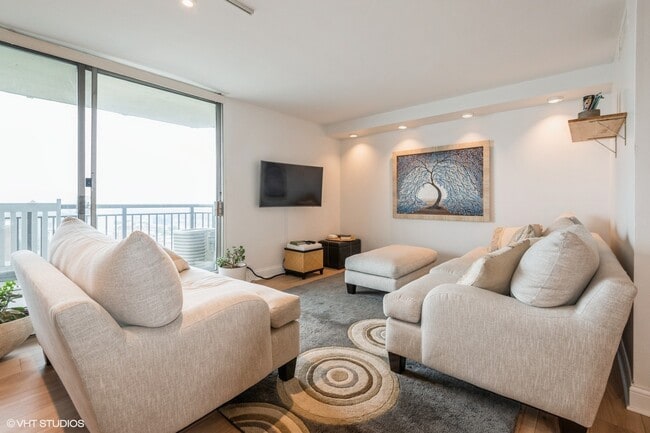 6007 N Sheridan Rd, Unit Malibu in Chicago, IL - Building Photo - Building Photo
